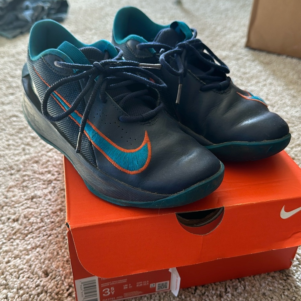 Nike team hustle navy tennis shoes